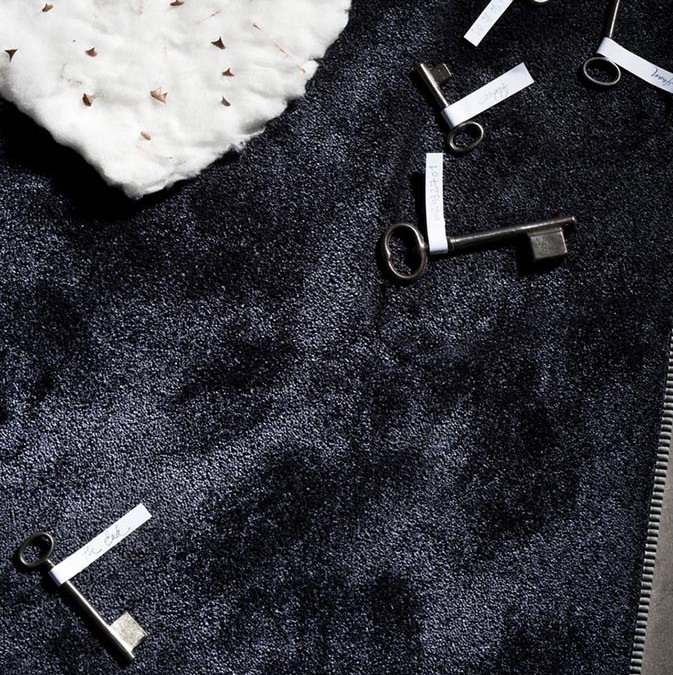 Corazón de algodón y llaves sobre alfombra moderna efekto seda kp alfombras a medida