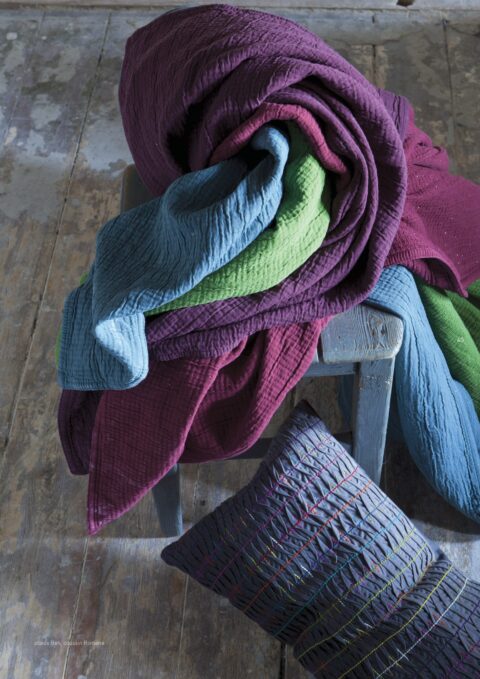 cojin-romane2-vivaraise-fernandeztextil Plaids vivaraise sobre una silla vintage y cojin romane vivaraise apoyado sobre el suelo contra la silla.
