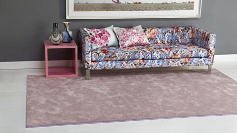 salón con sofá sobre alfombra super suave peluxe mate de kp alfombras a medida