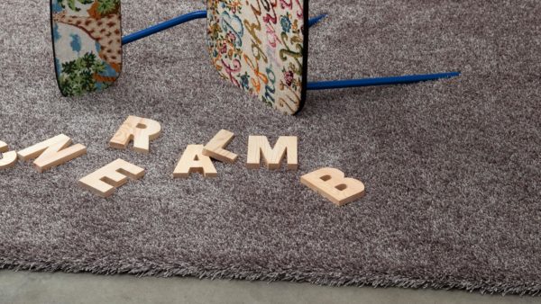 letras y silla tiradas sobre alfombra de pelo largo happy luxe de kp alfombras a medida