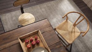 mesa de madera sobre alfombra vintage epok de kp alfombras a medida