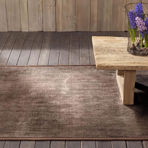 mesa de madera sobre alfombra epok de kp alfombras a medida