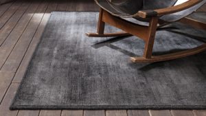 silla mecedora sobre alfombra vontage epok color negro de kp alfombras a medida con remate fest de lana