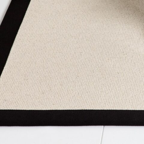 alfombra de la lana haiku en color natural con remate de 6 centimetros en color negro