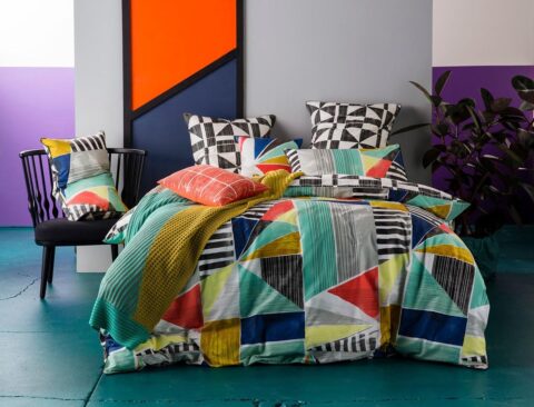 Ambiente con cama vestida con funda nórdica Kas Australia Geometry