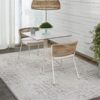 mesa y dos sillas sobre alfombra de exterior alfresko kp alfombras a medida