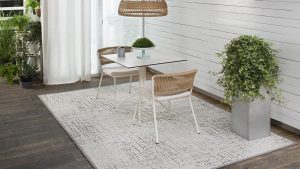 mesa y dos sillas sobre alfombra de exterior alfresko kp alfombras a medida