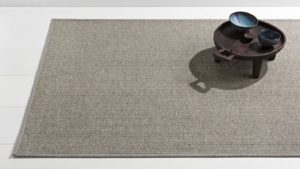 mesita sobre alfombra fina de lana eskila kp alfombras a medida en color gris