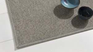 detalle ampliado de cuencos sobre alfombra fina de lana eskila kp alfombras a medida