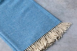 manta de lana grazalema color azul con flecos