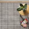 mesita con planta sobre alfombra de lana scoth_&_walles kp alfombras a medida