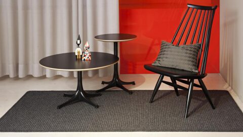 mesas redondas y silla sobre alfombra de lana trikot gris kp alfombras a medida
