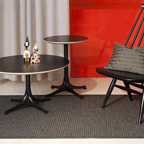 mesas redondas y silla sobre alfombra de lana trikot gris kp alfombras a medida