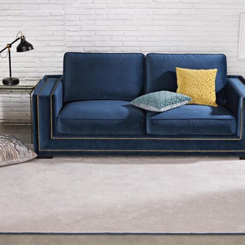 sofá en terciopelo azul sobre alfombra de pelo largo gris i love it kp alfombras a medida