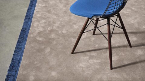 Silla sobre alfombra moderna koi kp alfombras a medida con fleco azul