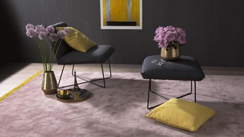 alfombras suaves kp mika con brillos y pisadas con dos sillas con cojines encima