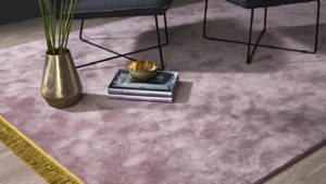 alfombra mika kp alfombras a medida con remate de flecos amarillo con jarrón con flores y libros encima
