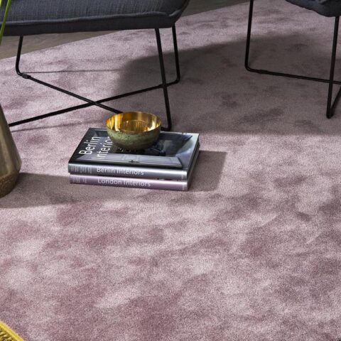 alfombra mika kp alfombras a medida con remate de flecos amarillo con jarrón con flores y libros encima