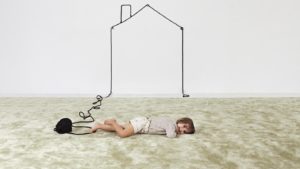 niña tumbada sobre alfombra peluxe brillo de kp alfombras a medida