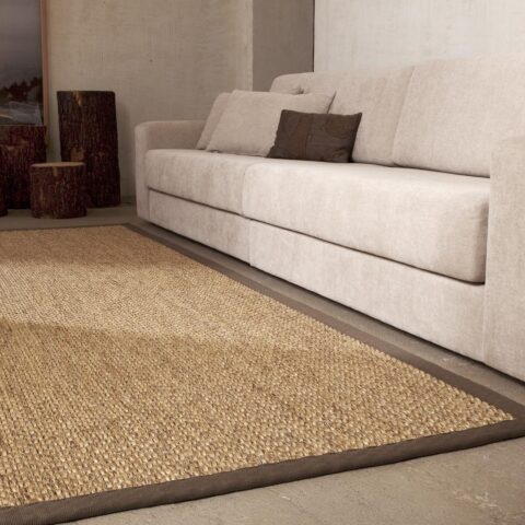 Alfombra de sisal colección tanuki de alfombras kp a medida en un salón con sofá