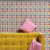 alfombras de diseño geometrik kp pata de gallo con sofá amarillo