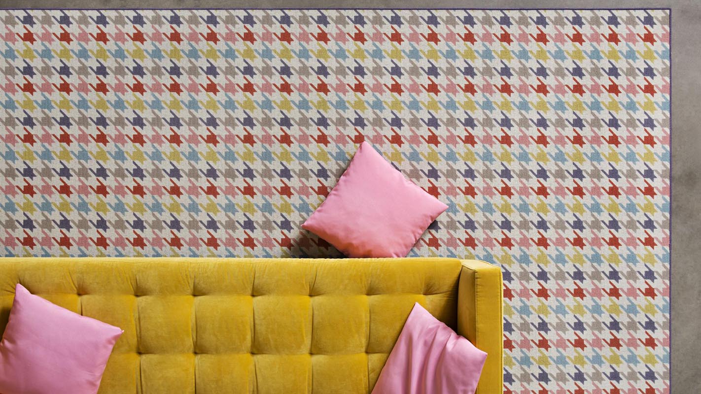 alfombras de diseño geometrik kp pata de gallo con sofá amarillo