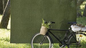 alfombras de exterior spart two kp alfombras a medida en color verde tendida con una bicicleta delante
