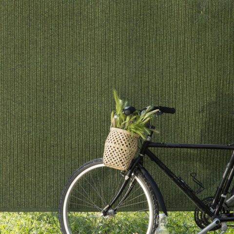 alfombras de exterior spart two kp alfombras a medida en color verde tendida con una bicicleta delante