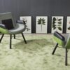 Salón con alfombra magnifik kp alfombras a medida en color verde con dos sillas encima