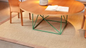 alfombras de sisal kitsune de kp alfombras a medida con una mesa de comedor sobre ella