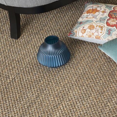 alfombras de sisal kodama de kp alfombras a medidaa kp color topo con un cuenco y dos cojines sobre ella