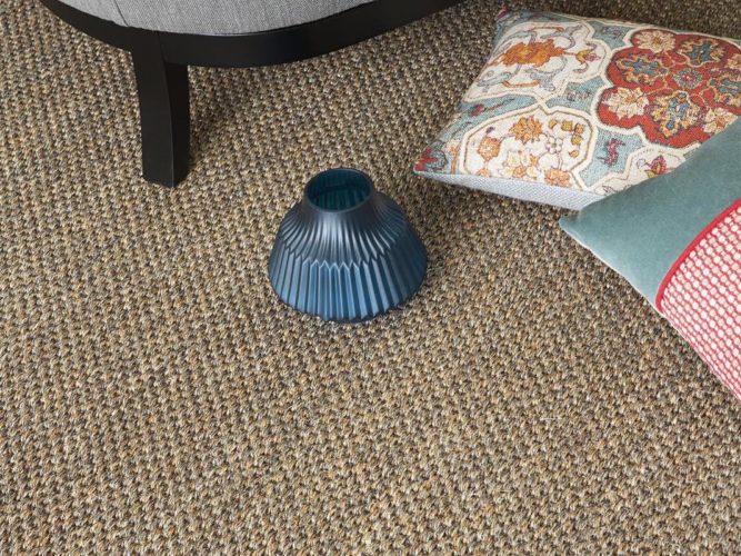 alfombras de sisal kodama de kp alfombras a medidaa kp color topo con un cuenco y dos cojines sobre ella