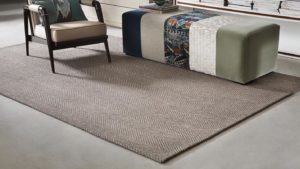 alfombras de sisal suiko kp alfombras a medida en un salón con butacas