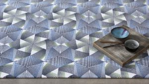 alfombras geométricas kp con hexágonos con una bandeja sobre ella