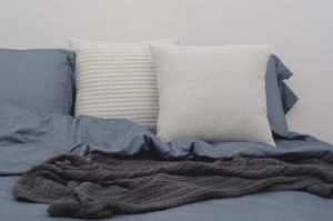 Ambiente con cama vestida con funda nórdica Sisomdos basic blue