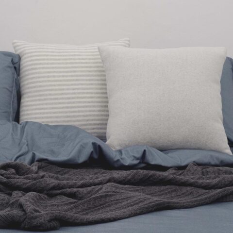 Ambiente con cama vestida con funda nórdica Sisomdos basic blue