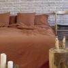 Ambiente con cama vestida con funda nórdica sisomdos color marron