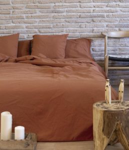 Ambiente con cama vestida con funda nórdica sisomdos color marron