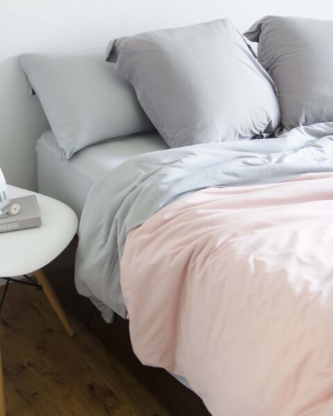 Ambiente con cama vestida con funda nórdica sisomdos color rosa