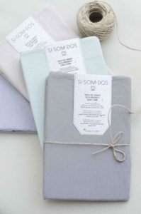 Conjunto de juegos de cama de sisomdos doblados en distintos colores