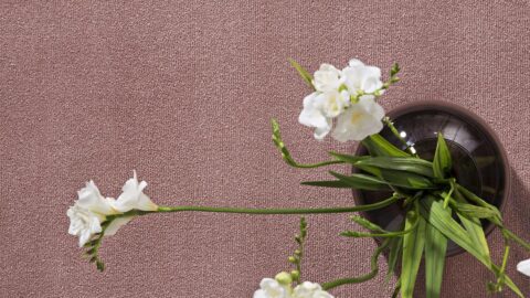 Jarrón con flores sobre alfombra ecológica koosu de kp alfombras a medida