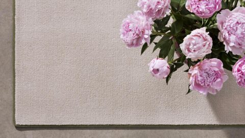 Alfombra-natural-koosu-kp-3 rosas sobre alfombra natural koosu de kp alfombras a medida en color natural