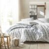 Ambiente con cama vestida con funda nórdica de Alexandre Turpault modelo loumarin