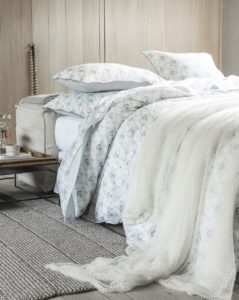 Ambiente con cama vestida con funda nórdica de Alexandre Turpault modelo loumarin