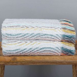 juego toallas geo doblada sobre un banco