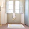 Toallas y alfombra de la coleccion de toallas de baño graccioza double en interior de una casa
