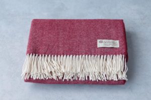 Manta de lana grazalema color burdeos