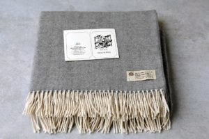 manta de lana grazalema en color gris con flecos