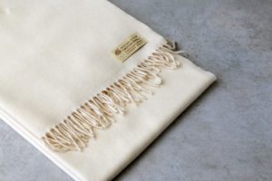 manta de lana grazalema en color natural con flecos
