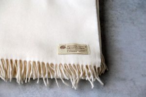 manta de lana grazalema en color natural con flecos